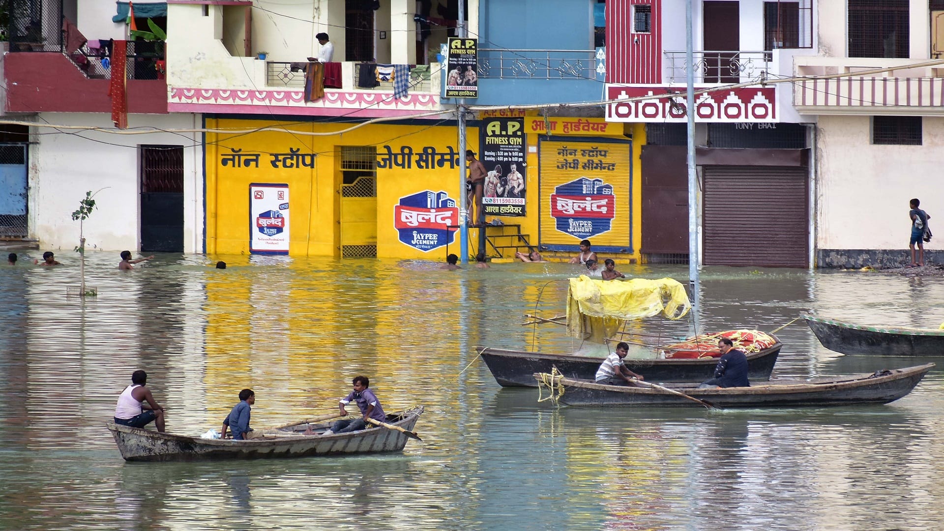 Water level is rising rapidly, Ganga Yamuna nearing danger mark