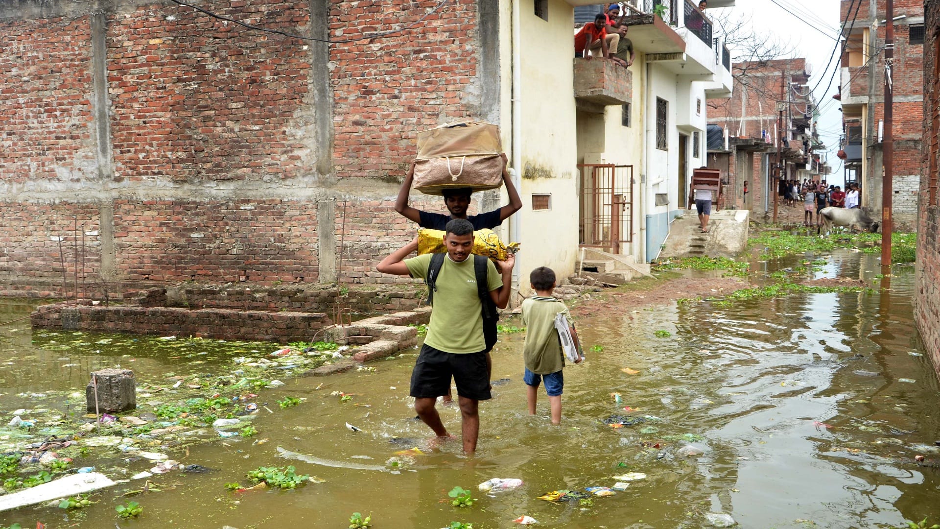Water level is rising rapidly, Ganga Yamuna nearing danger mark