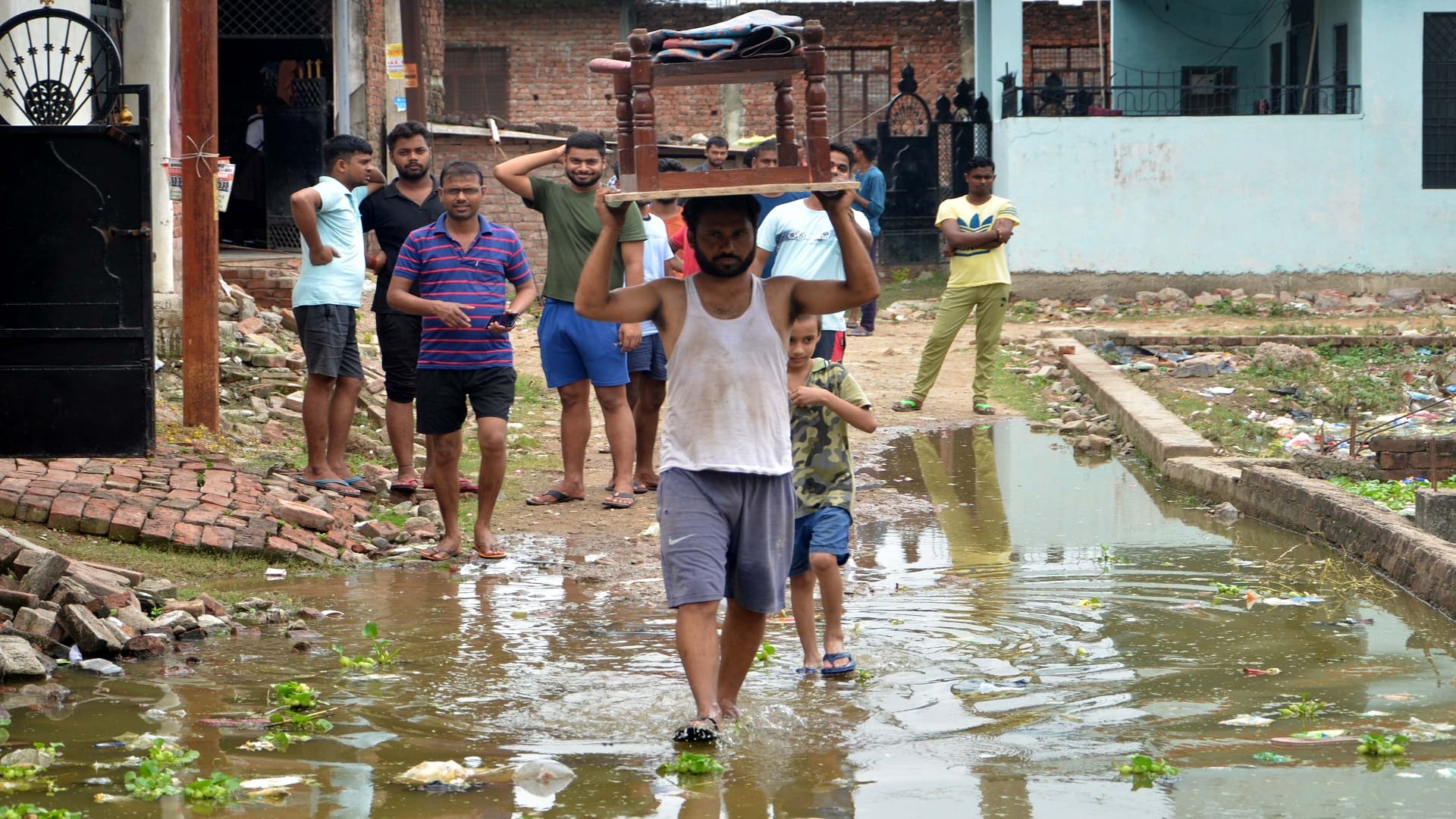 Water level is rising rapidly, Ganga Yamuna nearing danger mark