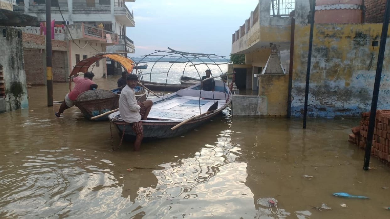 Majhiyari Tarhar village transformed into an island, villagers traveling by boat
