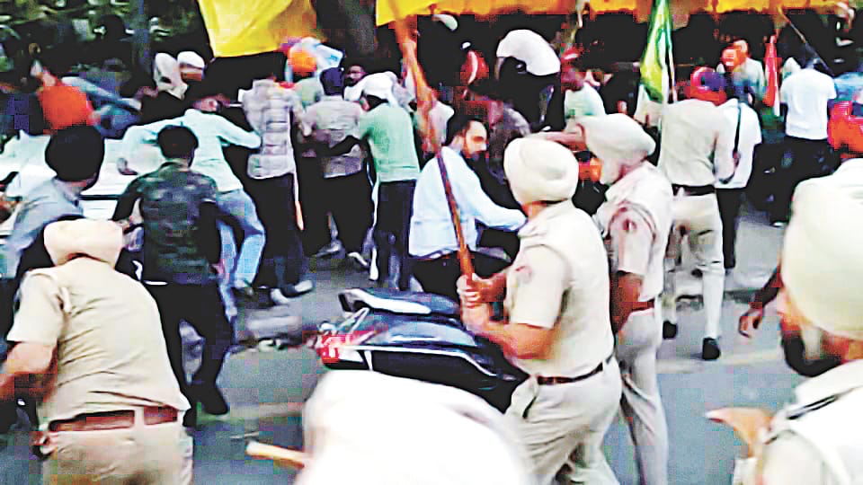 Lathi charge on linemen in Patiala of Punjab