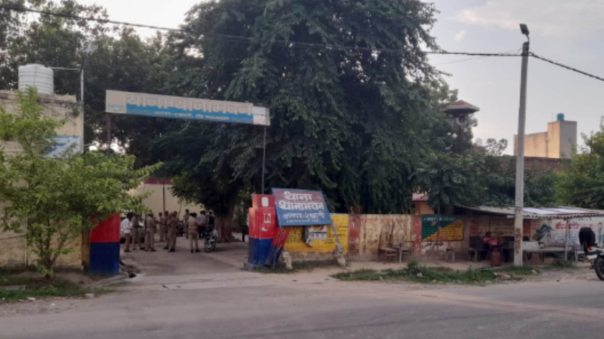 Electricity worker cut the electricity connection of the police station after police challaned  his bike in Sh