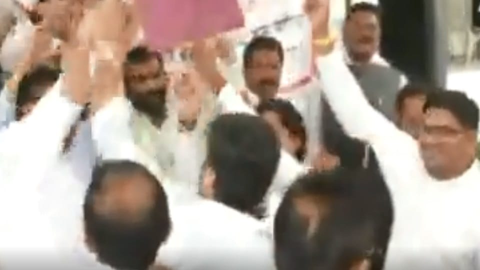 Maharashtra: Scuffle between Shinde faction and MVA MLA