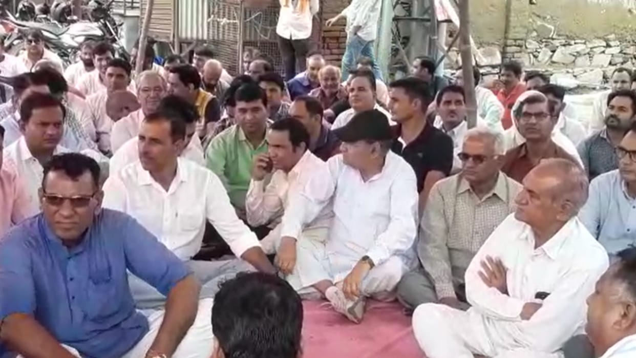 Waterlogging problem in Sikar markets closed in protest