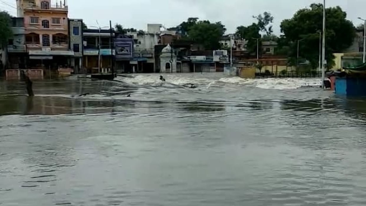 Chilar river in spate even after the rain stopped in Shajapur, Collector SP inspected the low lying areas