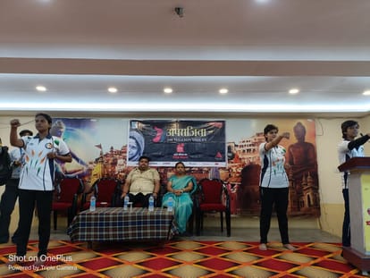 Amar Ujala Aparajita muhim Give self defence tips to girl students in Varanasi