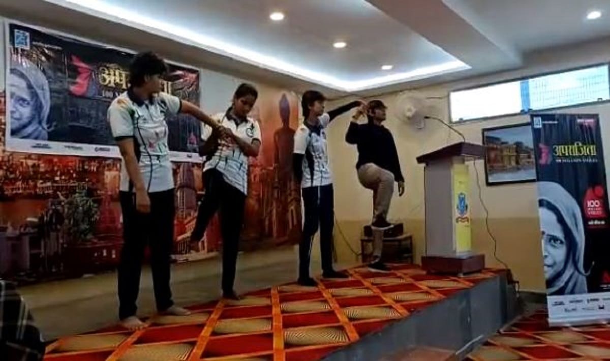 Amar Ujala Aparajita muhim Give self defence tips to girl students in Varanasi