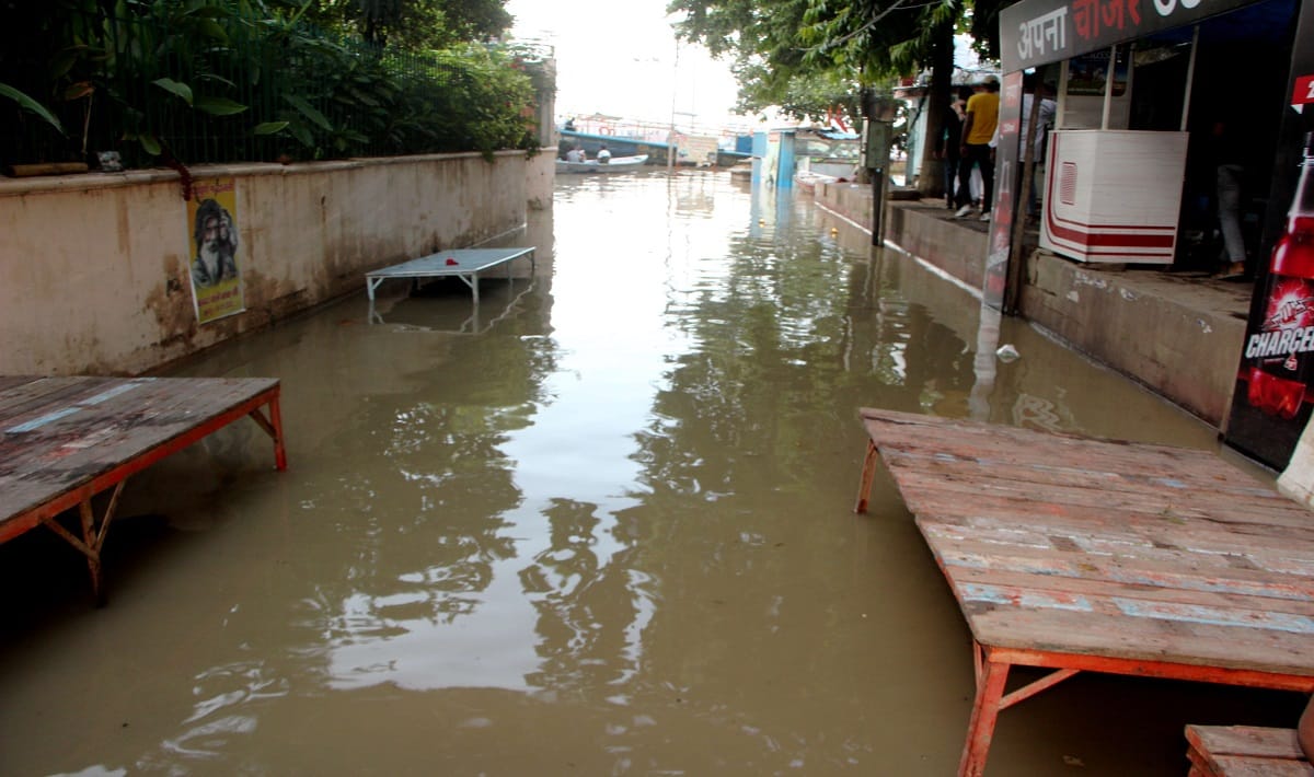 Fear of flood in varanasi Ganga water level near warning point water came on Assi Ghat