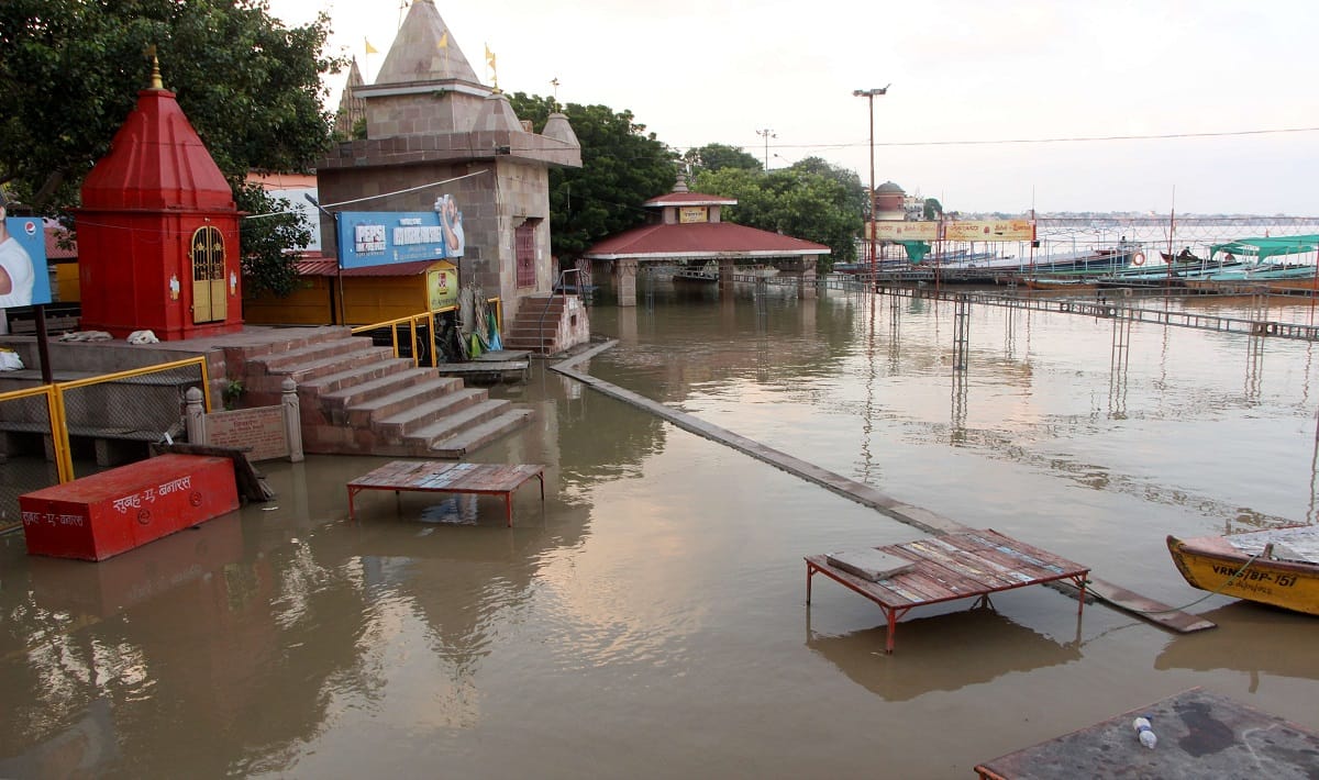 Fear of flood in varanasi Ganga water level near warning point water came on Assi Ghat