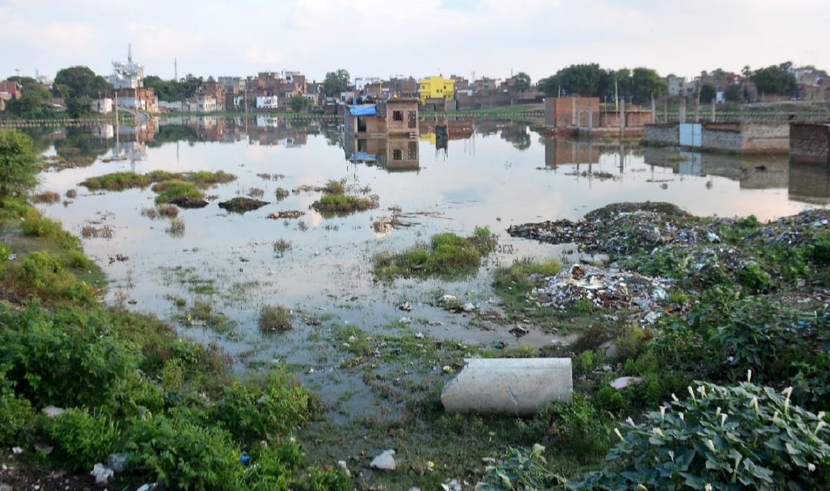 Fear of flood in varanasi Ganga water level near warning point water came on Assi Ghat