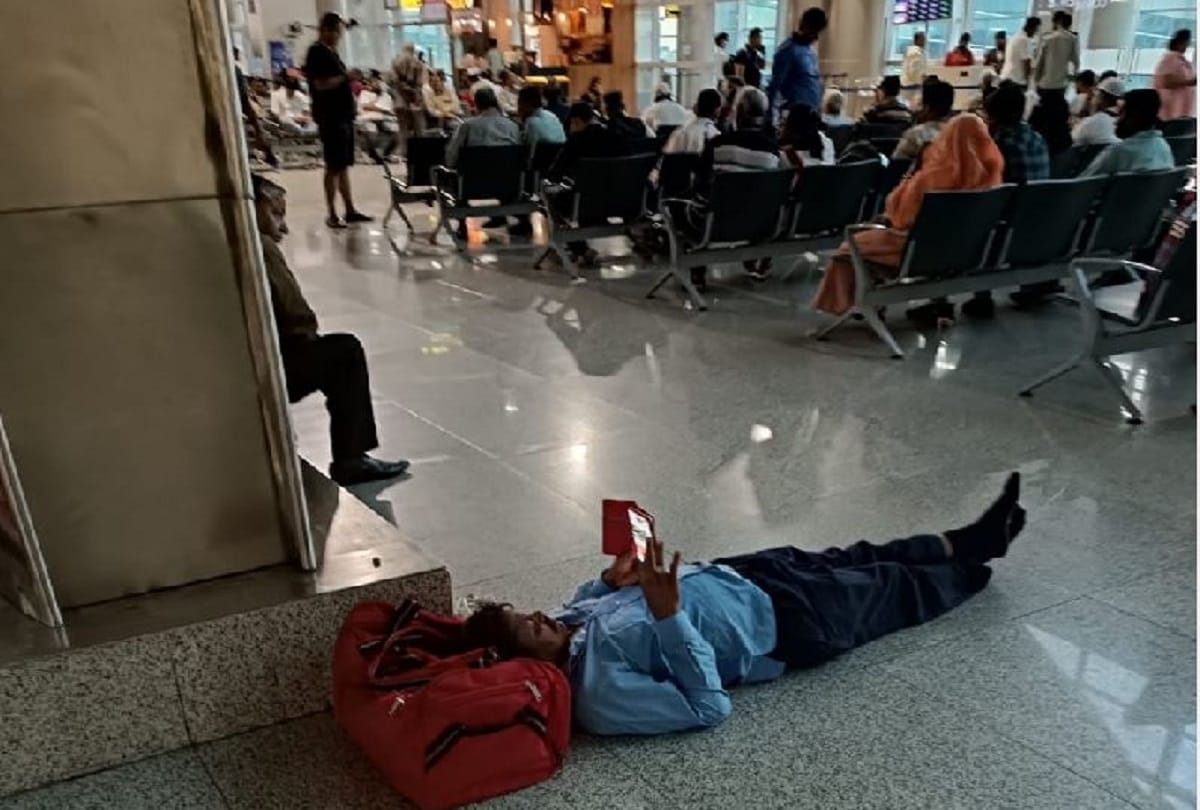 plane take off with delay of 8 hours from varanasi airport passengers waited on floor