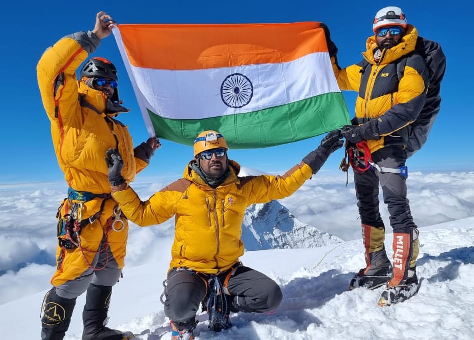 Sunil of Karna Nagari hoisted the tricolor on the top of Mount Kun