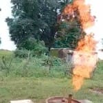 छतरपुर जिले के एक गांव में लगे हैंडपंप से आग की लपटें उठ रही हैं।