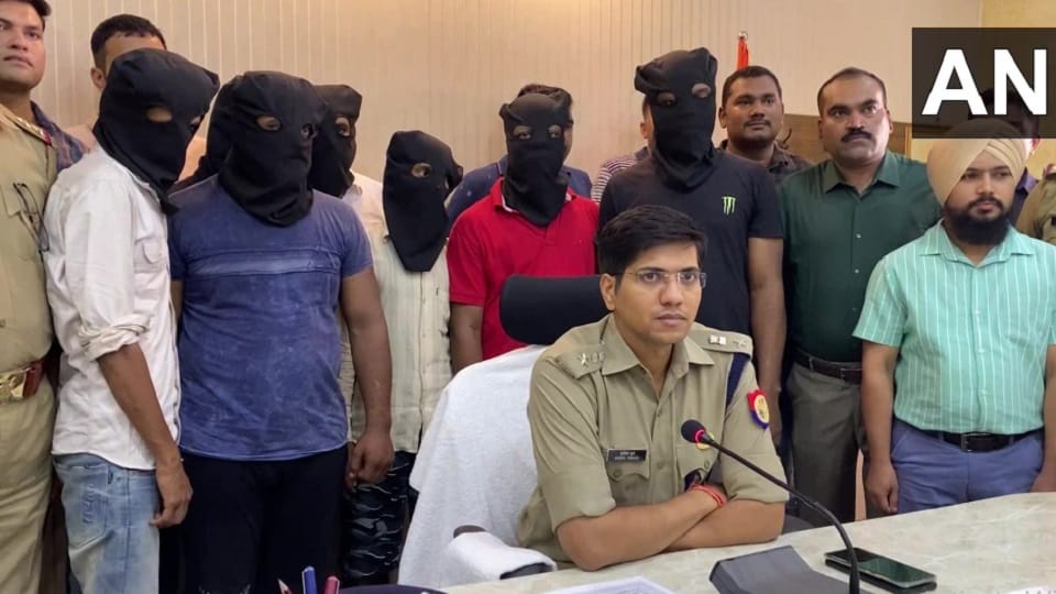 Sitapur News : Seven arrested including two foreigners who cheated online