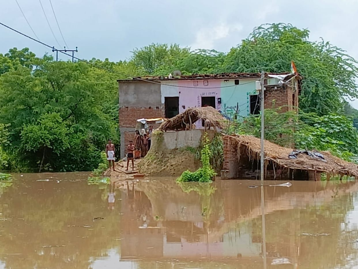 Banda: Cane subsided, Yamuna boomed, water reached dozens of villages, Gangau, Bariapur dams also dropped after the boom