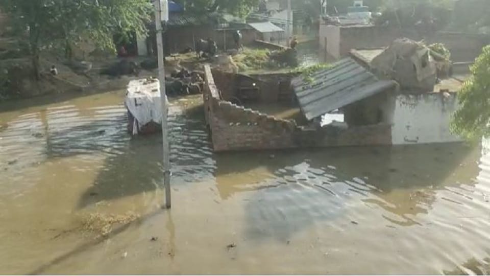 Chambal crossed the danger mark water entered the village everything submerged In Agra