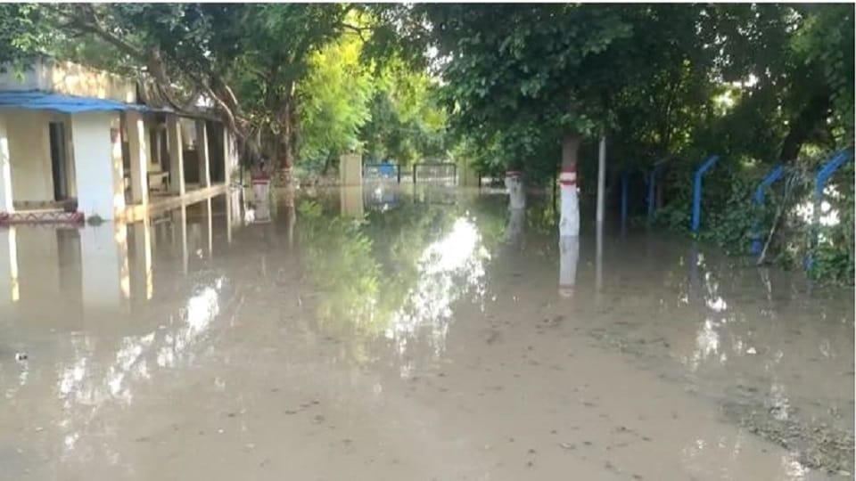 Chambal crossed the danger mark water entered the village everything submerged In Agra