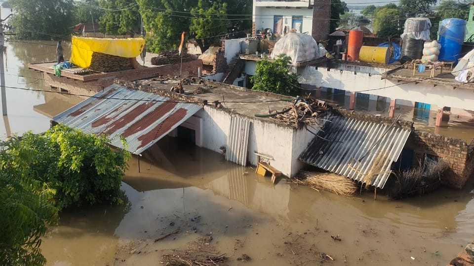 Chambal crossed the danger mark water entered the village everything submerged In Agra