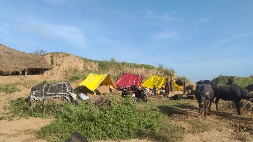 Chambal crossed the danger mark water entered the village everything submerged In Agra