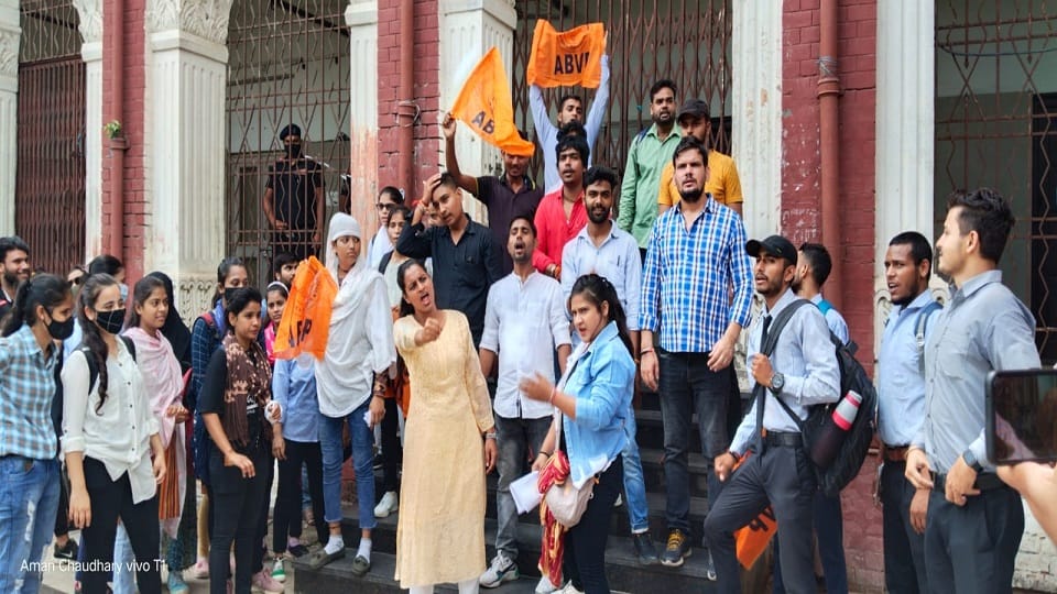 Akhil Bharatiya Vidyarthi Parishad performed in Agra University