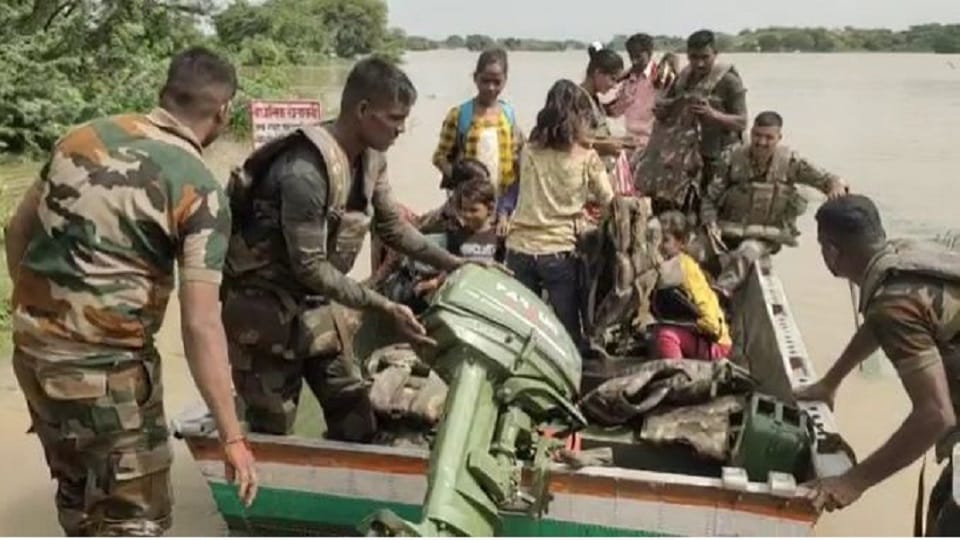Dholpur chambals water level broke 26 years record 100 villages in grip of floods