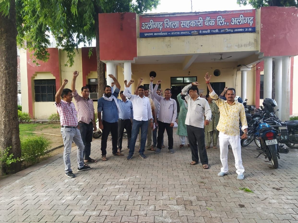 Demonstration of bank employees continues, work done by tying a black band