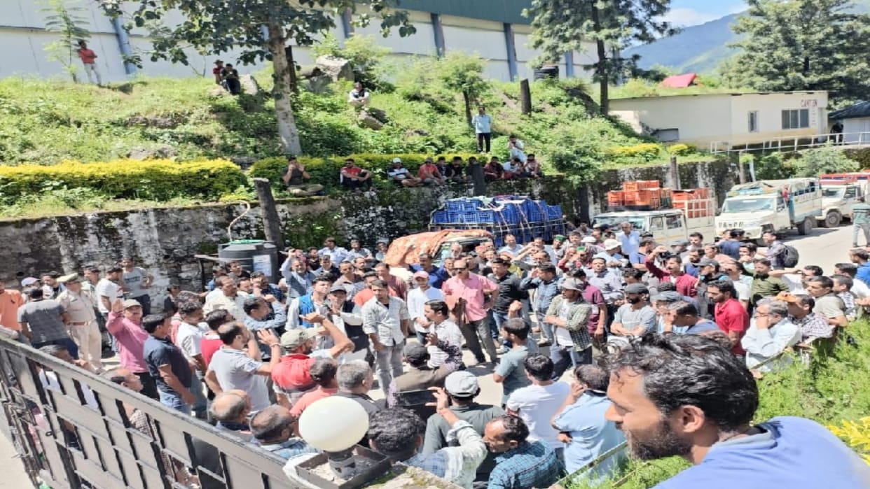 apple growers protest outside Adani CA store in Rampur shimla, shouted slogans