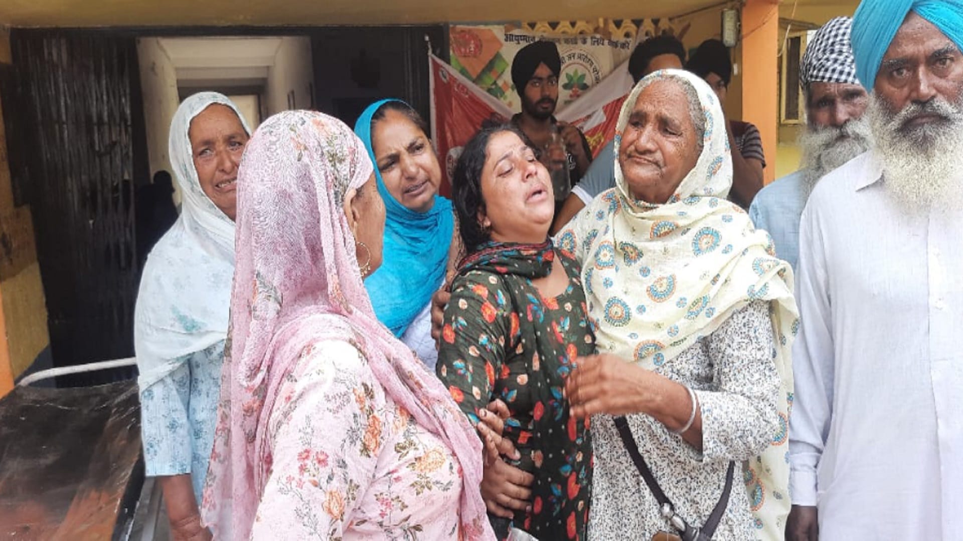 A youth of Uttarakhand has died from electric current in Bijnor and shoked in family
