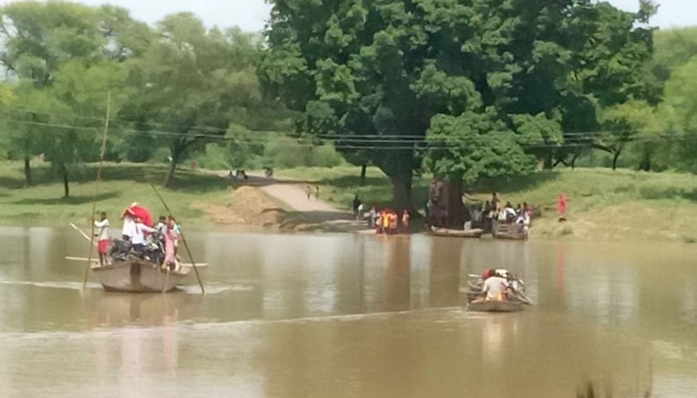 Chitrakoot: Beladi, Mavai Kala connectivity roads submerged, two dozen villages cut off, problem caused by rising water level of Yamuna, Mandakini, crops also submerged