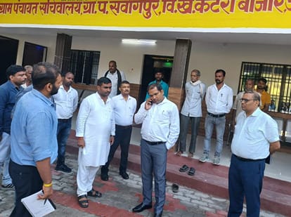 फोटो-24-गोंडा के सर्वांगपुर गांव में निरीक्षण करते पंचायतीराज निदेशक अनुज झा। -संवाद
