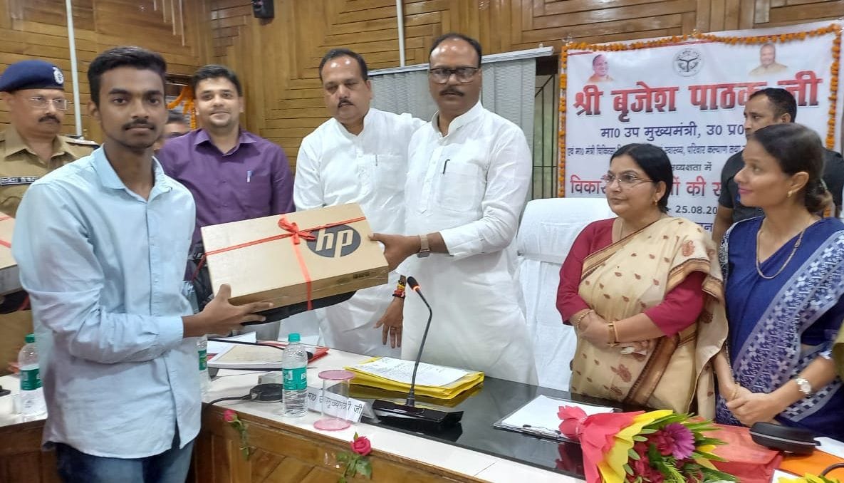 Hardoi, 24 laptops distributed in Chief Minister's Child Service Scheme