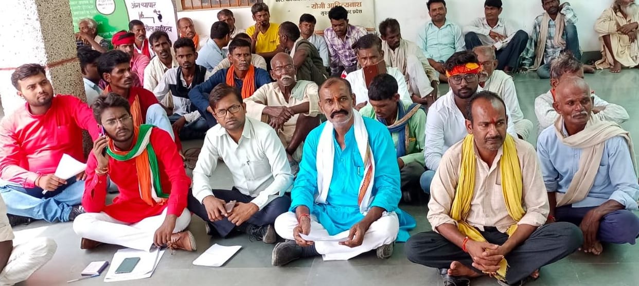 Chitrakoot: Anna got upset due to cattle and encroachment, villagers of Baghoda gave memorandum to the District Magistrate
