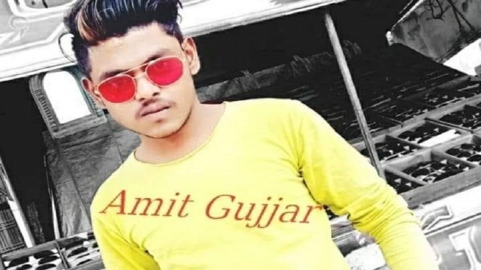 angry youth committed suicide after being abused by the cousin daughters in Firozabad