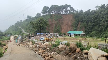 धर्मशाला में बन रहा अंतरराष्ट्रीय स्तर का फुटबाल मैदान।
