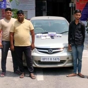 Two crooks caught withdrawing money by changing ATM cards