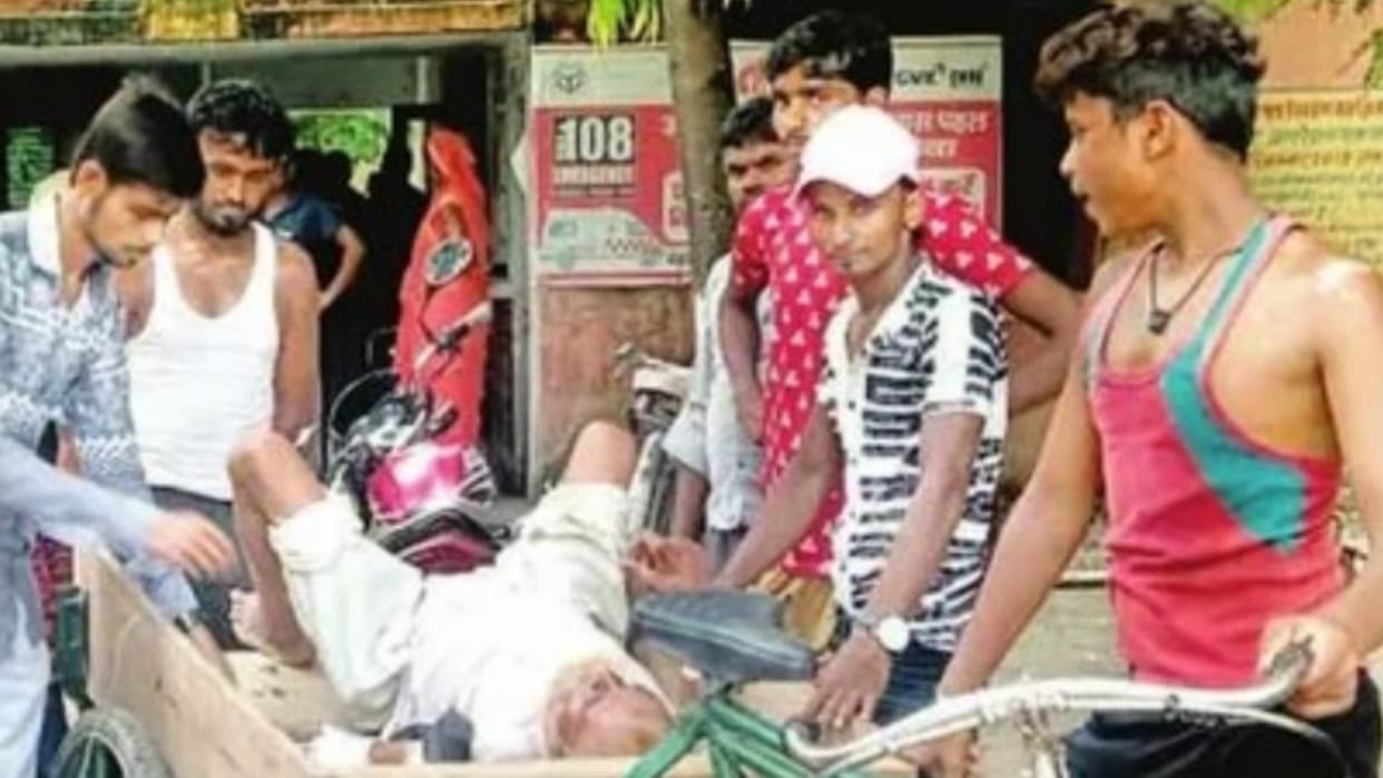 Residents took their family member in a thela when they did not get ambulance.
