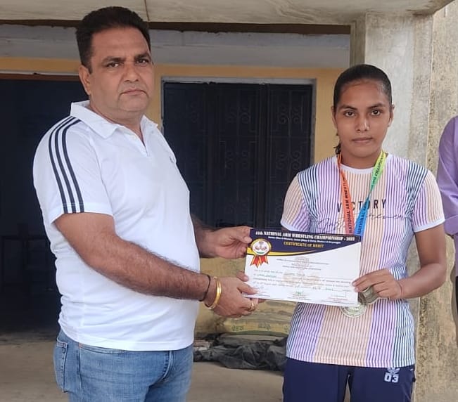 Suhani won silver medal in National Arm Wrestling