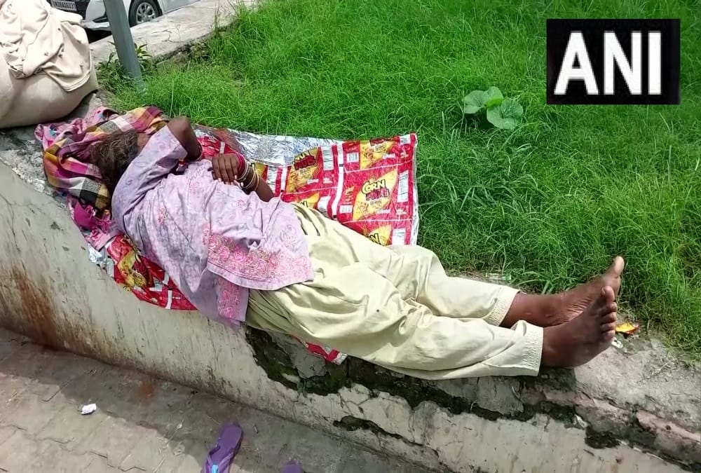 Haridwar District Hospital: Driver drive Rickshaw toto emergency after not get stretcher for patient