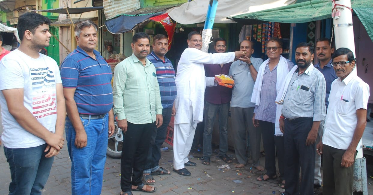 Hathras: BJP members distributed sweets after Bhupendra Chaudhary became the state president