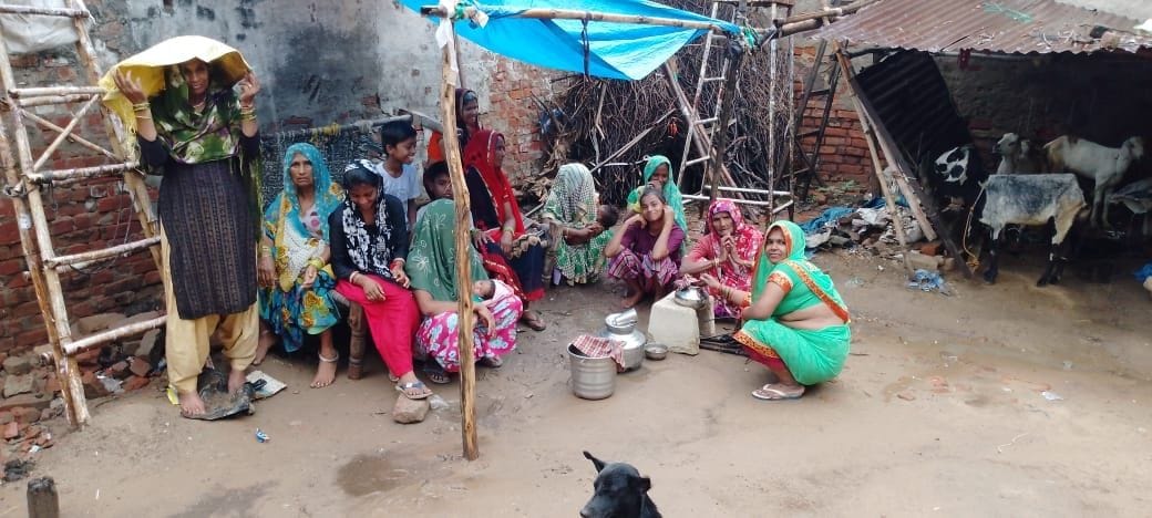 Hathras: Three laborers injured due to falling debris while demolishing a dilapidated building