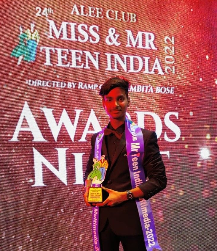 Hathras: Paras wins Mr. Multimedia Star Award