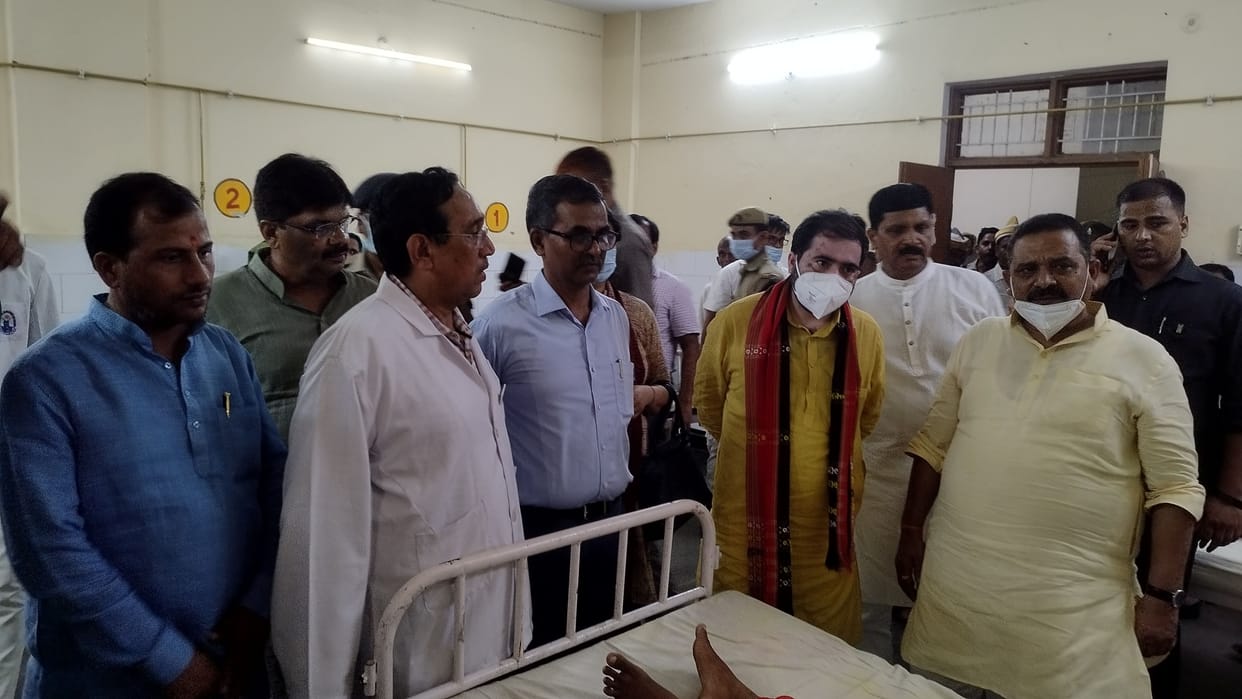 minister inspect district hospital