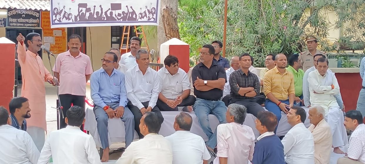 Advocates' strike ends on MLA's assurance