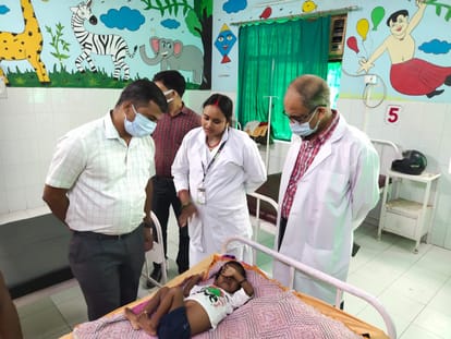 DM manish kumar verma  became angry after seeing mess in jaunpur district hospital,