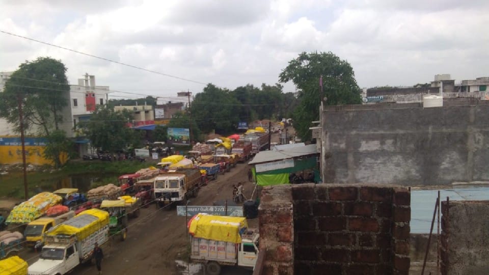 Shajapur: Vehicles arriving in Mandi carrying potatoes and onions jammed on the highway for hours.