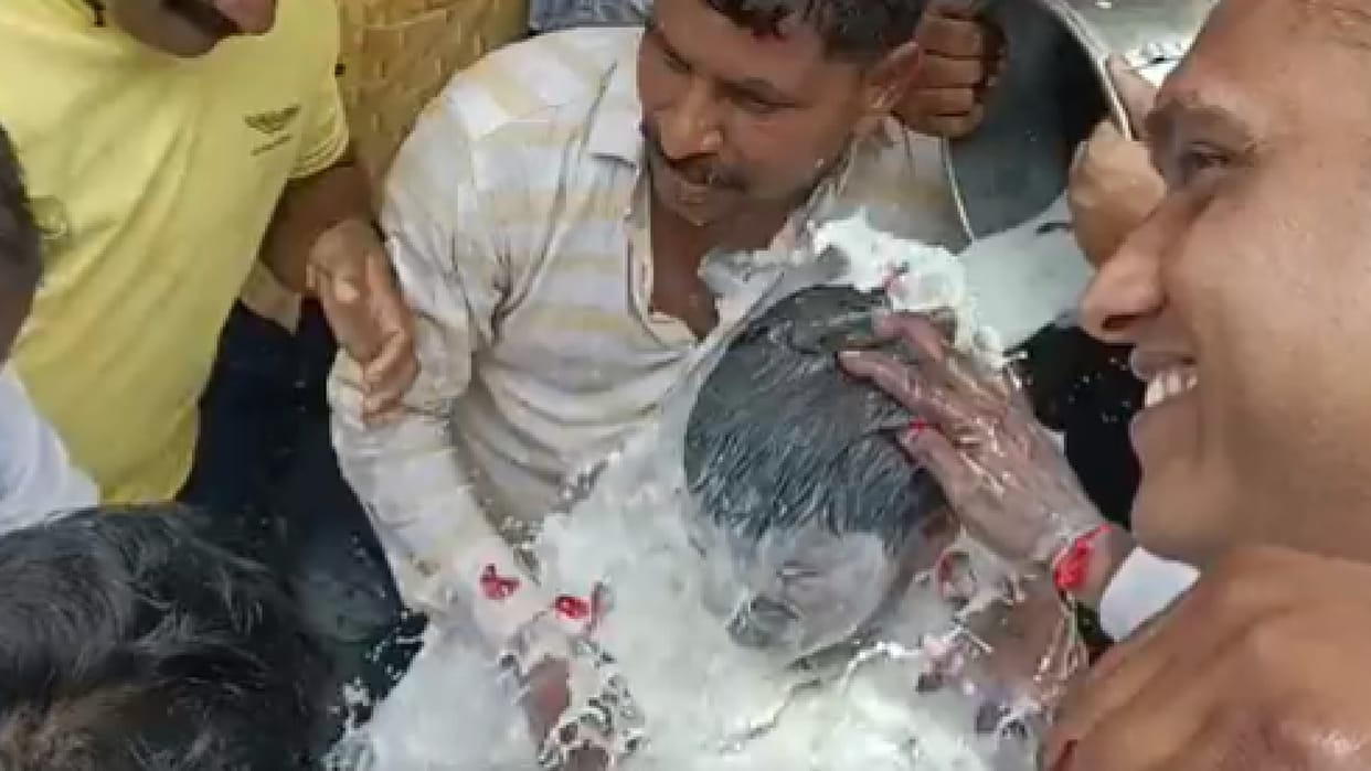 Congress councilor, who came out of jail on bail in Indore, was anointed with milk, won the election