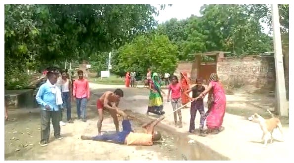The laborer was beaten up for demanding wages in Kanpur, the accused woman brutally beat him with a stick