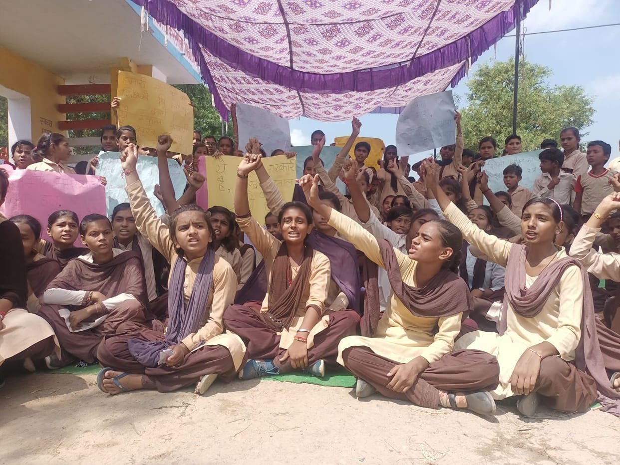 Girls sitting on hunger strike in Karsola, villagers demonstrated in Garhwali