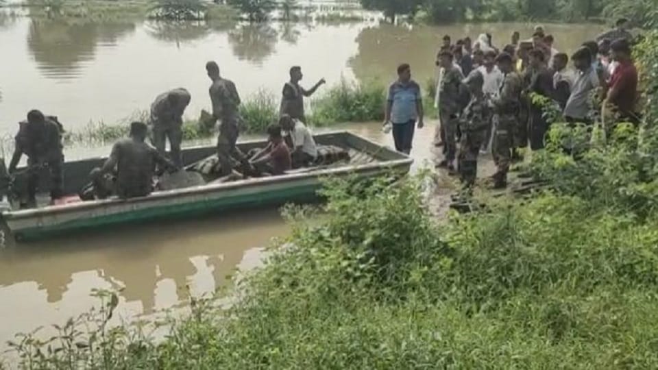 Dholpur chambals water level broke 26 years record 100 villages in grip of floods