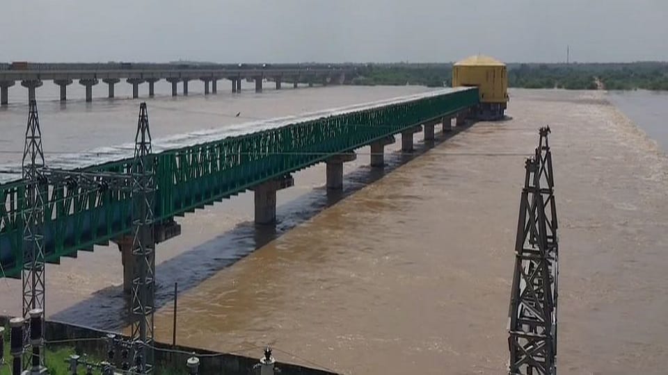Dholpur chambals water level broke 26 years record 100 villages in grip of floods